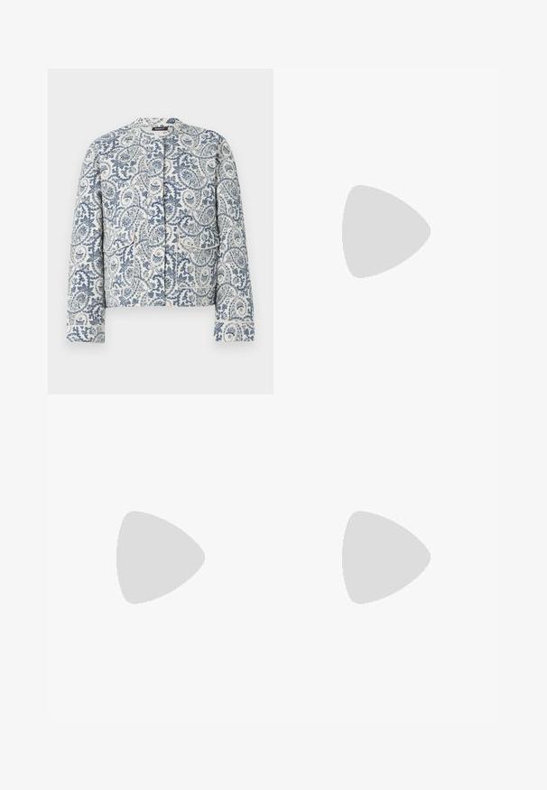 Veste à motifs paisley bleus et blancs, avec un col rond, des manches longues et deux poches avant avec des fermetures à rabat.; T-shirt noir oversize avec un graphique d'un ours et le texte « PAS MIGNON MAIS SAUVAGE » en lettres blanches, en gras. Matériau en coton.; Jeans en denim bleu clair à taille haute. Présentent des jambes larges, deux zones déchirées aux genoux et un style classique à cinq poches.; Baskets montantes en toile blanche avec semelle en caoutchouc noir, capuchon en caoutchouc à l'avant, et six œillets pour les lacets, présentant un design épuré et minimaliste.