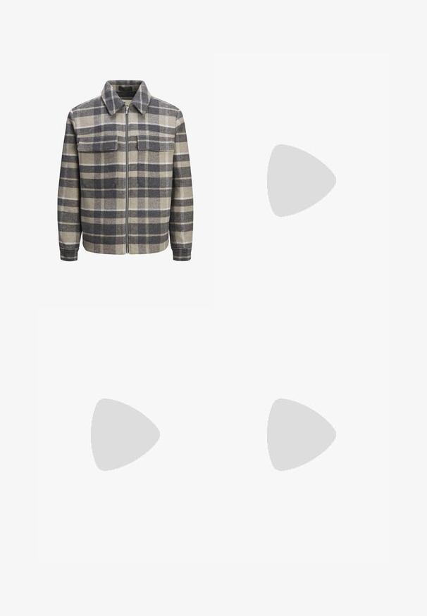 Pilkas, smulkiai raštuotas švarkas, pagamintas iš vilnos, su apykakle, priekiniais užtrauktukais ir dviem krūtinės kišenėmis. Turi neformalią, dėžutę primenančią siluetą.; Balta medvilnės marškinėliai su apvaliu iškirpimu, trumpomis rankovėmis ir laisvu siluetu. Turi paprastą dizainą be raštų ar akcentų.; Juodi kelnių su raukšlėtu priekiu dizainu, pagaminti iš lygaus audinio. Su mygtuko užsegimu ir diržo kilpomis; tiesios kojų formos.; Juodos zomšos sportbačiai su baltais raišteliais ir trimis baltais dryžiais. Ant liežuvėlio yra apvalus juodas logotipas, o pado medžiaga – guminė.