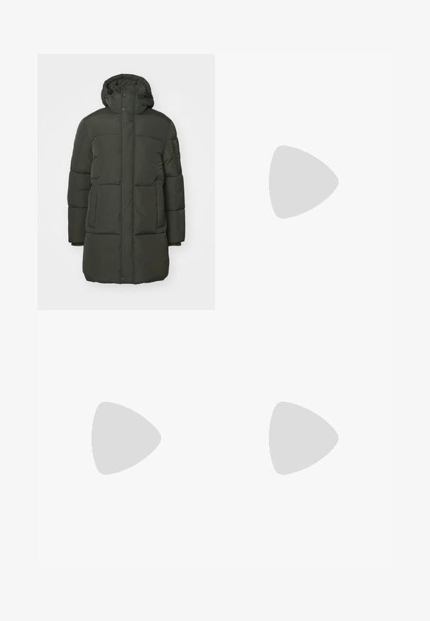 Parka imbottita verde scuro con cappuccio, dotata di chiusura con zip e bottoni a pressione, due tasche frontali e una texture trapuntata.; T-shirt bianca in cotone con un logo rosso tondo sul lato sinistro del petto con la scritta "981 REPLAY". Maniche corte e vestibilità standard.; Pantaloni neri in cotone con una vestibilità comoda e leggermente elasticizzati. Presentano un classico design a cinque tasche e una trama sottile, indossati con sneakers grigie.; Replay ARTHUR IMPACT - Sneakers basse - black