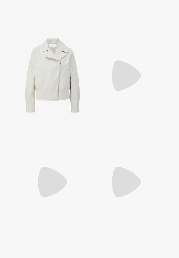 Veste courte beige clair avec un large col, une fermeture éclair asymétrique et des poches sur les côtés. Fabriquée en tissu lisse et léger avec une finition mate.; Haut blanc à manches courtes avec un col rond. Doté d'une texture froncée sur les côtés et d'une silhouette ajustée, fabriqué à partir d'un matériau doux et extensible.; Pantalons larges blancs en tissu léger. Dotés d'une taille élastique avec cordon de serrage et de poches latérales. Texture lisse.; Des sneakers en daim rose clair avec des rayures et des lacets blancs, dotés d'une languette texturée et d'une semelle en gomme, posées sur un tapis bleu.
