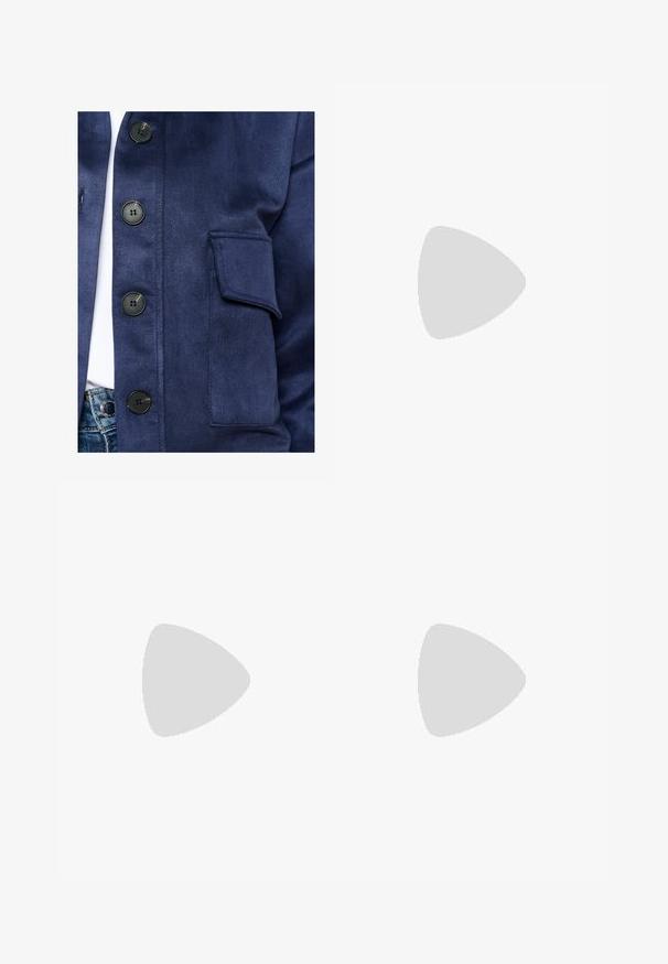 Granatowa kurtka wykonana z gładkiego materiału, z czarnymi guzikami, kieszenią na klapę i subtelnym połyskiem, z zapinanym przodem.; Granatowy sweter z dekoltem w serek, długimi rękawami, ściągaczami przy mankietach i na dole. Wykonany z miękkiego materiału dzianinowego, charakteryzuje się luźnym krojem i minimalistycznym designem.; Czarne dżinsowe spodnie o szerokich nogawkach i wysokim stanie, z przednimi i tylnymi kieszeniami, przeszyciami oraz zapięciem na guziki. Gładka struktura.; Czarne klapki z dwoma złotymi klamrami, gładki materiał, płaska podeszwa i minimalistyczny design.