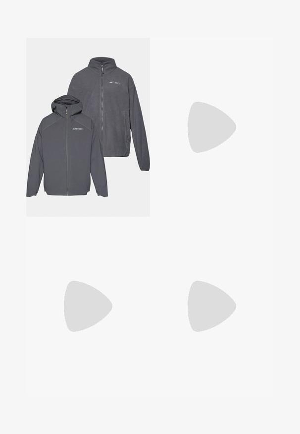 Două jachete din fleece cu fermoar, de culoare gri închis, una cu glugă, marcate cu logo-ul TERREX, textură netedă și design minimalist.; Tricou negru cu mânecă scurtă, confecționat dintr-un material ușor, având un logo gri deschis „TERREX” pe piept și un gât rotund.; Pantaloni de exterior khaki, cu o curea ajustabilă neagră, buzunare cu fermoar, mansete conice și picioare inferioare detașabile pentru un stil versatil.; Pantofi de escaladă gri, cu un superior texturat, vârf din cauciuc negru, trei dungi întunecate și un mic accent roșu pe talpă.