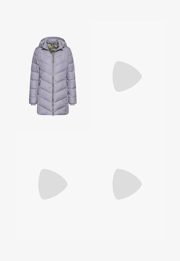 Hellblauer, gepolsterter Jacke mit Chevron-Steppung, mit Reißverschluss an der Vorderseite, zwei Seitentaschen und einer Kapuze mit grauen verstellbaren Kordeln.; Cremfarbener Rollkragenpullover mit geripptem Kragen und Bündchen, weichem Stricktextur, lässiger Passform, seitlichen Schlitzen und leicht verlängertem Rücken.; Braune weite Hosen aus weichem Stoff, mit hoher Taille, subtiler Textur und einer fließenden Silhouette ohne sichtbare Verschlüsse oder Verzierungen.; Beige Wildleder-Ankle Boots mit einem weichen Innenfutter, ausgestattet mit einer Plateausohle und einer Zuglasche hinten für einen einfachen Einstieg. Strukturiertes Gummiprofil.; Beige gesteppte Tragetasche mit zwei Griffen, runder Form, strukturiertem Stoff und einer seitlichen Kordelzugtasche. Glatte Oberfläche, minimalistisches Design.