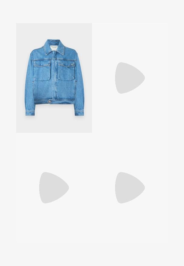 Zila džinsa jaka ar apkakli, garām piedurknēm, divām priekšējām kabatām un pogu aizdari apakšā. Gluda tekstūra un klasiskas dizains.; Balta kokvilnas T-krekls ar īsām piedurknēm, apaļu kakla izgriezumu un maigi redzamu Levi's logotipu centrā. Mīksta tekstūra un standarta piegriezums.; Tumši zili džinsi ar taisnu piegriezumu, piecām kabatām, kontrastējošiem apelsīnu diegiem un ar pogu aizdari. Nav redzamu rakstu vai rotājumu.; Melnas ādas kleitu kurpes ar apaļu purngalu, auklu dizainu un zemu sakrautu papēdi. Gluda virsma ar minimālām šuvju detaļām.