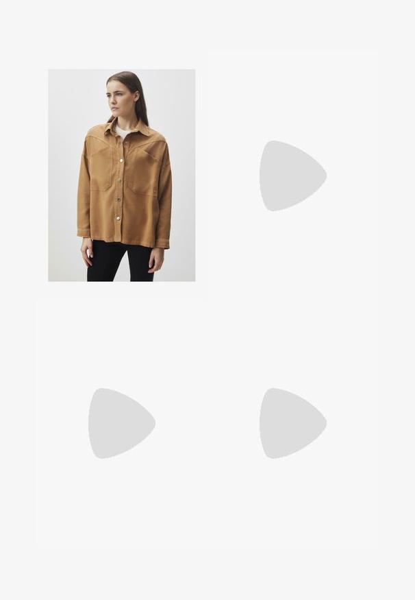 Jimmy Key LOOSE FIT - Cappotto corto - camel; Costume da bagno intero marrone con collo alto e spalline sottili e regolabili; presenta una gamba alta e una texture liscia. Nessun motivo o decorazione.; Pantaloni a gamba larga marroni con una texture liscia, dotati di una cintura nera in vita e tasche laterali. Design sartoriale e vestibilità rilassata.; Sandal in pelle marrone con cinturini incrociati, chiusura con cinturino alla caviglia e suola piatta con dettagli di cucitura minimi.