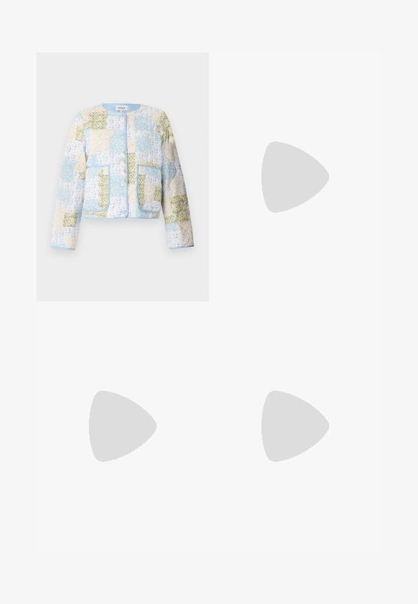 ONLY ONLELVIRA JACKET - Allvädersjacka - cool blue; Svart oversized t-shirt med en grafik av en björn och texten "INTE SÖT MEN VILD" i fet, vit lettering. Tillverkad av bomull.; Ljusblå, högmidjade jeans i denim. Har vida ben, två slitna knäområden och klassisk femfickedesign.; Vit hög topp canvas sneaker med svart gummisulan, framsidan gummitåhätta och sex öglor för snören, med en ren, minimalistisk design.