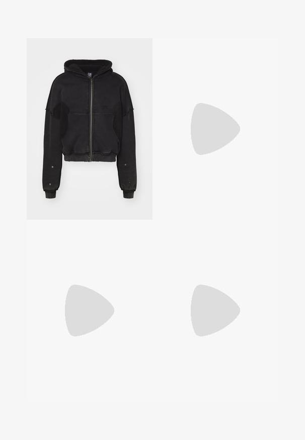 Atelier de roupa SNUG JACKET UNISEX - Fleece jacket - black; Yellow short-sleeve jersey featuring a ribbed texture, black accents, FC Barcelona crest, and Spotify logo on the front.; Light blue denim jeans with straight leg design, featuring a mid-rise waist, five pockets, and a button and zipper closure.; Black leather loafer with a tasseled accent, featuring a chunky black sole and yellow stitching along the edge. Textured finish.; Three-layered silver metal necklace featuring sleek, flexible chains with a slight sheen, secured with a lobster clasp and adjustable chain.