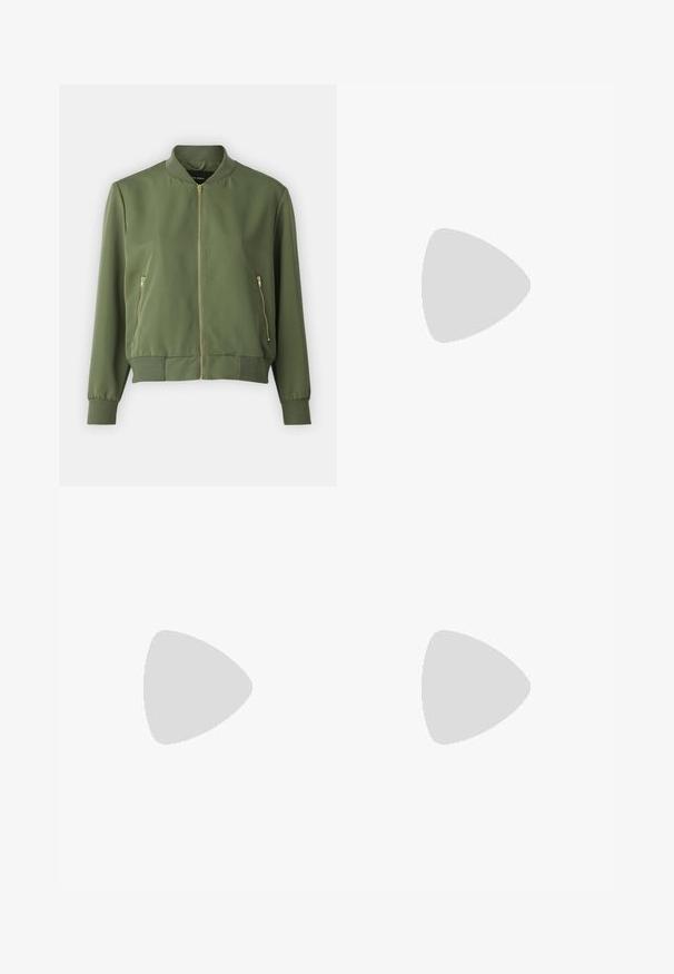 Giacca bomber verde oliva con zip frontale, polsini e orlo a coste, e due tasche laterali con zip. Tessuto liscio con finitura opaca.; Top senza maniche marrone realizzato in tessuto elasticizzato. Presenta un collo rotondo e un design aderente con bordi puliti. L'etichetta reca la scritta "WEEKDAY."; Jeans in denim neri a gamba larga con vita alta, design classico a cinque tasche e una leggera scoloritura. Tessuto resistente con una texture liscia.; Camicia beige chiaro a maniche lunghe con bottoni abbinata a una gonna bianca; la modella indossa sandali neri con cinturino, seduta con le braccia incrociate.; Bracciale in resina nera con superficie liscia e lucida e bordi arrotondati. Presenta un piccolo logo dorato "Pilgrim" all'interno.