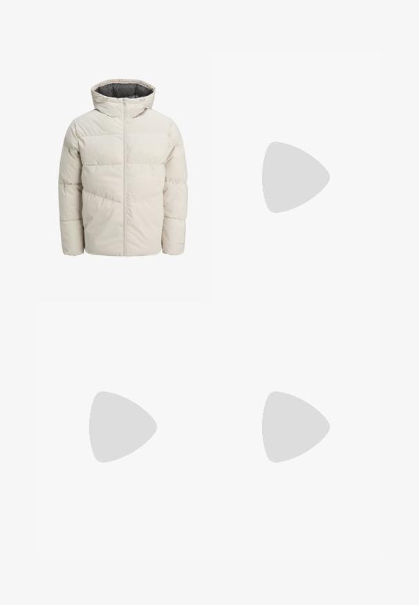 Chaqueta acolchada en color beige claro con un alto cuello y cierre de cremallera. Presenta un diseño acolchado y puños elásticos. Tejido ligero.; Joven con cabello trenzado que lleva una camiseta Nike gris claro y pantalones cortos Nike negros frente a un fondo blanco liso.; Pantalones cargo beige de un material de algodón ligero. Presenta puños elásticos, múltiples bolsillos laterales y un cierre de botón.; Zapatillas de cuero blanco con perforaciones, punta redonda, suela plana y cordones gruesos, con un logo de swoosh visible y "AIR" en el talón.