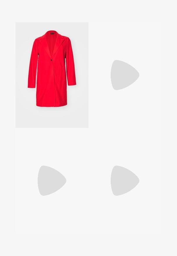 Roter langer Blazer-Mantel mit Reverskragen, ein Knopfverschluss und zwei vorderen Taschen. Hergestellt aus einem glatten Stoff mit taillierter Passform.; Drei figurbetonte T-Shirts in Weiß, Grau und Schwarz. Jedes hat einen weiten Rundhalsausschnitt und kurze Ärmel. Hergestellt aus glattem, elastischem Stoff.; Dunkelblaue Schlagjeans aus Denim mit mittelhohem Bund, Fünf-Taschen-Design und Ausbleichungen an den Oberschenkeln sowie Steppdetails.; Schwarze Canvas-Hochtop-Sneakers mit weißen Gummisohlen und Schnürsenkeln. Mit einem runden Logo an der Seite und kontrastierendem weißen Nähten.