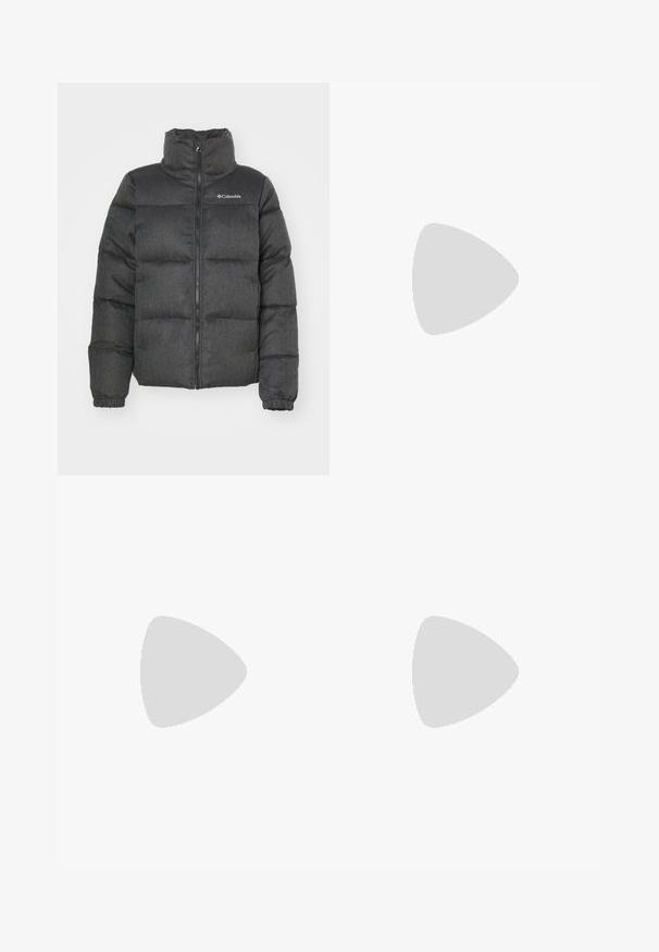 Puffa bunda ve tmavě šedé barvě s vysokým límcem, polstrovanými částmi, předním zipem a logem umístěným v levém horním rohu. Měkká textura.; Černé tričko Columbia s bílým kruhovým uměleckým ztvárněním hor a řeky a textem "Columbia Sportswear Company Outside Since 1938."; Pánské outdoorové kalhoty, tmavě šedé, vyrobené z flexibilního materiálu, s pásem, zipovými kapsami a vyztuženým švem.; Černé turistické boty s mírně vyšším střihem, které mají texturovaný svršek, šedé detaily a odolnou gumovou podrážku s trakčními výstupky.