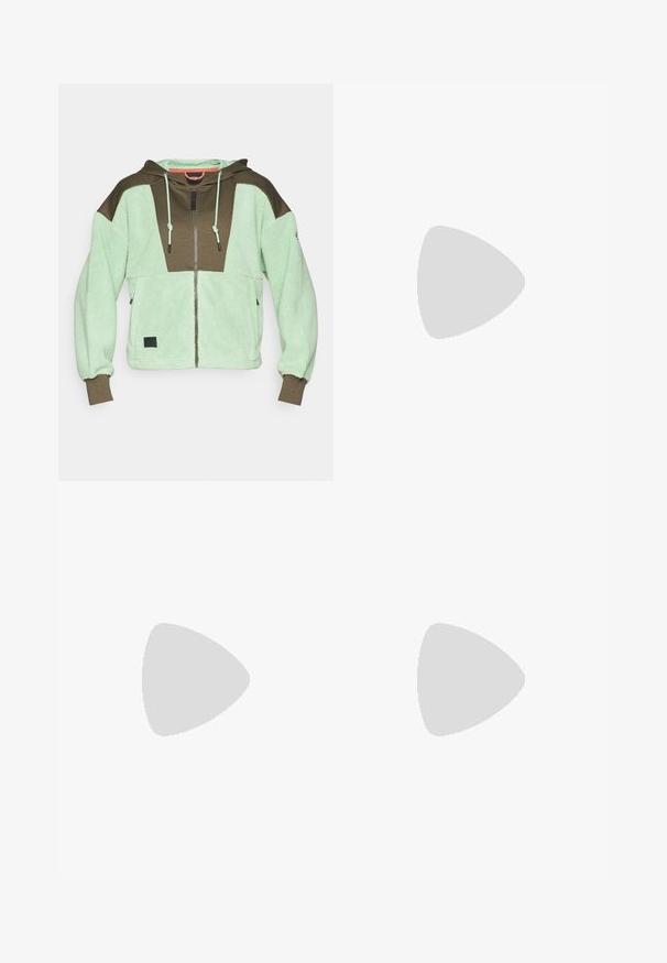 Sudadera con cremallera de forro polar que presenta paneles en verde claro y marrón oscuro, capucha con cordones y un acabado texturizado. Parche del logo en negro en el dobladillo.; Camiseta negra corta hecha de algodón, con un logo blanco con acentos curvados y el texto "THE NORTH FACE" en el frente. Mangas cortas, cuello redondo.; Pantalones exteriores negros fabricados con material duradero, con un corte holgado, cintura elástica y puños ajustados para longitud regulable.; Zapatilla deportiva negra con parte superior texturizada, que presenta acentos grises y una entresuela blanca. Incluye una lengüeta y un logotipo de la marca destacado en el talón.