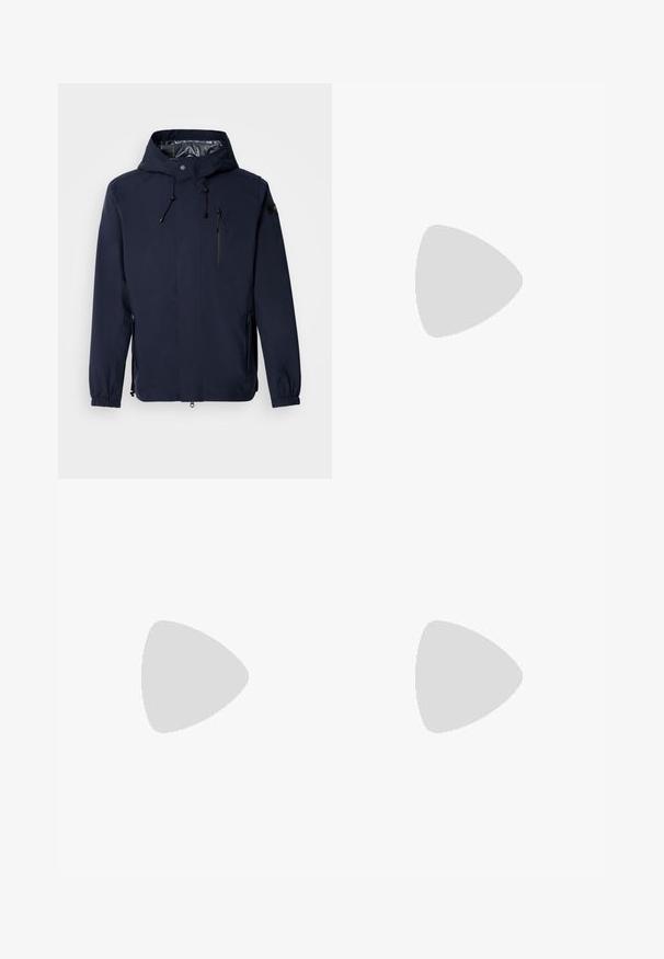 Marineblå vanntett jakke med hette, justerbare snorer, glidelås på brystlommen og elastiske mansjetter. Glatt, lett stoff.; Lys grå long-sleeve polo skjorte laget av myk stoff, med en tre-knappes placket og ribbestrikkede mansjetter, med et klassisk krage design.; Sorte skreddersydde bukser laget av glatt stoff, med flat front, knappestang og tapered ben uten synlige dekorasjoner.; Svart lær snøre sko med rund tå, glatt tekstur, minimal søm, og lav gummihæl. Logo på hælen.