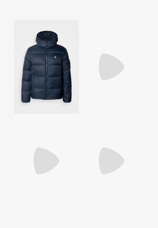 Marine pufferjack met capuchon, ritssluiting en logo's. Voorzien van horizontaal gestikte panelen en zijzakken. Gemaakt van glanzend, soepel materiaal.; Witte katoenen t-shirt met een zwart "CK" logo en de tekst "Calvin Klein Jeans", korte mouwen en een klassieke ronde hals.; Blauwe denim jeans met een slim fit, midden taille, vijf zakken, vervaagde was en lichte slijtage aan de voorkant en achterkant.; Zwarte wandelschoenen met een gelaagd ontwerp, textiele stof en rubberen zool, met verstevigde delen en een vetersluiting aan de voorkant.