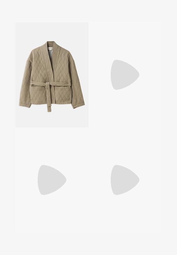 Beige kviltjakke med belte i midjen, lange ermer og diagonalt sømmermønster. Har sidelommer og sjalkrage.; Satin camisole vaaleanbeige värissä, jossa on pitsiyksityiskohtia kaula-aukon ympärillä. Mallissa on ohuet säädettävät olkaimet ja sileä, kiiltävä pinta.; Mustat polvipituiset hameet, jotka on valmistettu sileästä kankaasta. Hameessa on tiukka vyötärö ja kerroksellinen muotoilu, joka lisää täyteläisyyttä.; Paul Smith TOPANGA - Ballerinat - black; Navy sininen nahkakukkarokotelo, jossa on krokotiilinumero, hopeaketjuolkapanta ja metallilukko. Suorakulmainen muoto taitettavalla designilla.