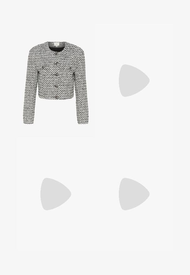 Kort jacka i ett texturerat svartvitt tyg med diagonala ränder, rund hals och sex framknappar.; Mango PRETTY - Blus - off-white; Ljusblå denimshorts med hög midja, med en fransad fåll, två framfickor och en klassisk fem-fickors design.; Genomskinlig plastskor med mönster i rutnät, rund tå och en liten silverdetalj på remmen. Flexibel sula i genomskinlig färg.; Brun mockaläder hobo-väska med en böjd form, en enda axelrem, dragkedjestängning och slät yta. Enkel design med minimala hårdvarudetaljer.
