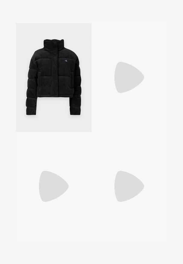 Svart kordflors puffjacka med cropped design, hög hals, framknäppning och logotypdetalj på bröstet. Fylld för extra värme.; Svart bomulls T-shirt med rund nacke, korta ärmar och blå broderad "Calvin Klein JEANS" logotyp på framsidan.; Svarta vida jeans i denim med hög midja, fem fickor och metallknappstängning med kontrasterande sömmar.; Svart läderankelboot med kraftig klack, blockklack, sidodragkedja och dragögla på baksidan, på vit bakgrund.