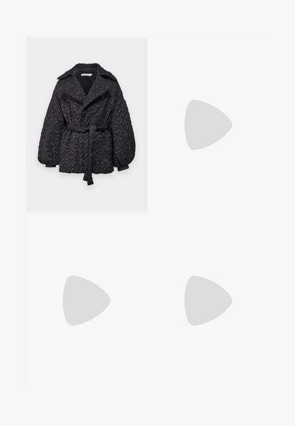 Zwarte gewatteerde jas met een riem, voorzien van een gemêleerd bloemenpatroon, brede revers en volumineuze mouwen, gemaakt van lichtgewicht materiaal.; Filippa K HEAVY CREW NECK TEE - T-shirt basic - navy; Navyblauwe broek in een rechte snit, met een gestructureerde stof, twee frontplooien, riemlussen en een ritsluiting.; Witte leren sneakers met een glad oppervlak, ronde neus, platte zool en eenvoudig vetersysteem. "EMPORIO ARMANI" logo op de hak.