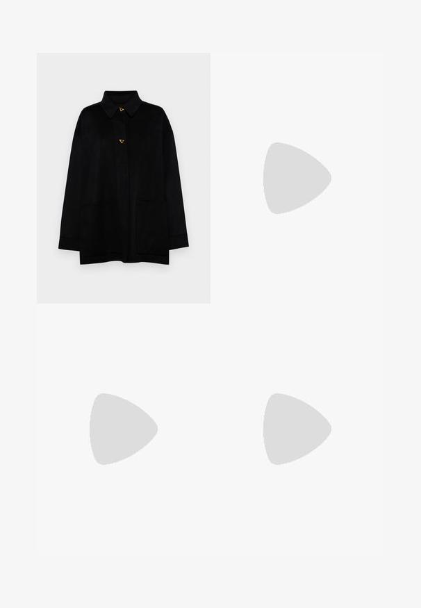 AERON CRANE JACKET - Palton clasic - black; Tricou alb din bumbac, cu mâneci scurte, guler rotund, croi lejer și tiv cusut. Eticheta este vizibilă pe interiorul gulerului.; Pantaloni albi cu picioare largi, confecționați din bumbac cu o textură fină. Prezintă un buton în față, fermoar și un design cu patru buzunare.; Pantofii sport negri cu accente gri, superior sintetic neted, talpă texturată, vârf rotund și șnururi plate. Design clasic cu detalii ale logo-ului.