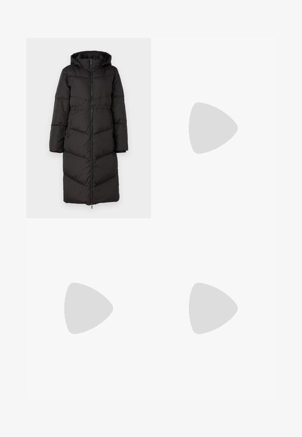 Czarna kurtka puchowa z kapturem, z zamkiem błyskawicznym z przodu, długimi rękawami i pikowanym wzorem. Średniej długości z wzorem w zygzak.; Biała bezrękawnik z okrągłym dekoltem, z delikatną teksturą, z tylnym wycięciem w kształcie klucza oraz prostym wykończeniem dołu.; Białe spodnie o szerokich nogawkach wykonane z lekkiego materiału. Posiadają elastyczny pas z sznurkiem i boczne kieszenie. Gładka tekstura.; Biała sandał na wysokim obcasie z masywnym słupkiem, z paskowym wzorem i wiązaniem przy kostce. Gładka faktura z platformą z przodu dla dodatkowej wysokości.