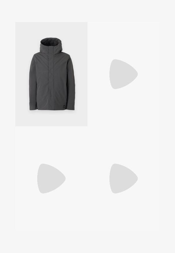 Grå, medellång jacka med hög krage och minimalistisk design. Har en mjuk yta och en liten logotyp på nedre vänstra delen.; Svart kortärmad T-shirt i en mjuk bomullsblandning, med rundad halsringning och en minimalistisk design utan mönster eller detaljer.; Svarta joggingbyxor i slätt tyg. Har resårmidja med en dragsko, avsmalnande ben och inga synliga fickor. Enkelt design.; Svart låg skor i läder med svarta snören och off-white sula, visas i sidoprofil på vit bakgrund.