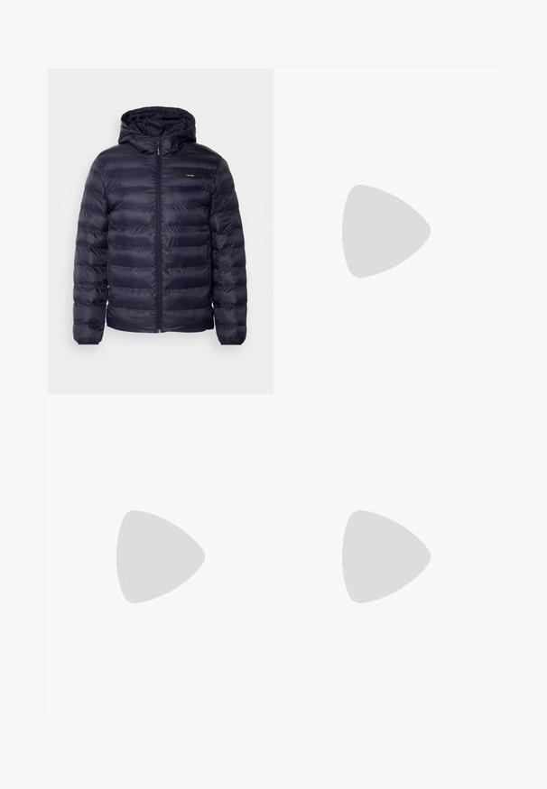 Giacca puffer blu navy con cappuccio, caratterizzata da cuciture orizzontali, una cerniera centrale e una piccola etichetta con logo sul lato superiore sinistro.; Camicia bianca a maniche lunghe con bottoni realizzata in cotone, caratterizzata da un colletto classico, bottoni frontali e dettagli di cucitura minimal.; Pantaloni blu navy realizzati in un tessuto texturizzato, con gamba dritta, davanti piatto e due tasche laterali. Nessun motivo o dettaglio visibile.; Scarpa da uomo in vera pelle nera con doppie fibbie, silhouette elegante e punta tonda. Presenta un tacco basso e una texture liscia.