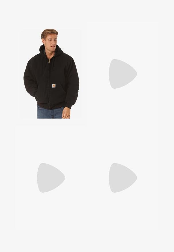 Carhartt WIP ACTIVE JACKET - Veste mi-saison - black; T-shirt en coton noir à manches courtes, col rond, avec un petit logo Nike blanc sur la poitrine supérieure gauche. Texture lisse. Coupe classique.; Pantalons de survêtement noirs en tissu doux, avec une taille élastique, un cordon de serrage et un petit logo Nike sur la cuisse gauche.; Des chaussures de sport noires avec un tissu texturé et des semelles en caoutchouc, dotées de lacets élastiques et d'un accent bleu au talon. Portées avec un pantalon en denim clair.