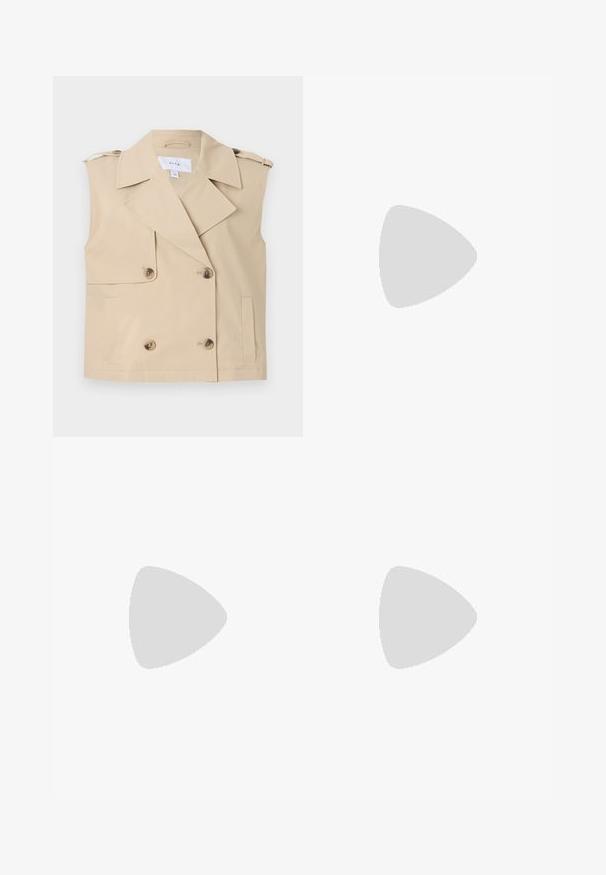 Μπεζ αμάνικο γιλέκο από ύφασμα με διπλή κουμπί, μεγάλες μπροστινές τσέπες και καφέ κουμπιά. Διακριτός ευρύς γιακάς.; Μαύρο ριμπ πλεκτό μπλουζάκι με κοντά μανίκια, τετράγωνη λαι�μόκοψη και υφή στη σάρκα. Ετικέτα ορατή μέσα από τον γιακά.; Σορτσάκια τζιν σε ανοιχτό μπλε χρώμα, με πέντε τσέπες, κλείσιμο με φερμουάρ και κουμπί. Το τελείωμα είναι σχιστό με χαλαρή εφαρμογή.; Μαύρες δερμάτινες μποτάκια μέχρι τον αστράγαλο με τετράγωνη μύτη, διαθέτουν φαρδύ λουράκι και μεταλλικό κούμπωμα. Οι μπότες έχουν χοντρή σόλα και λεία υφή.