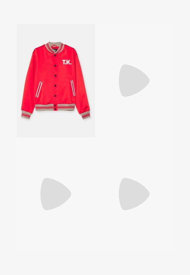 Rote Varsity-Jacke aus glattem Stoff, mit einem grauen Rippenkragen, schwarzen Knöpfen, einem weißen Emblem "T.K." und gestreiften Akzenten an den Bündchen und Taschen.; Weißes Baumwoll-Top ohne Ärmel mit rundem Ausschnitt, ausgestattet mit einer glatten Textur und einer figurbetonten Form, ideal für die Freizeit.; Tiger of Sweden TIMOTEE - Shorts - black; Filling Pieces MONDO 2.0 RIPPLE UNISEX - Sneaker low - white