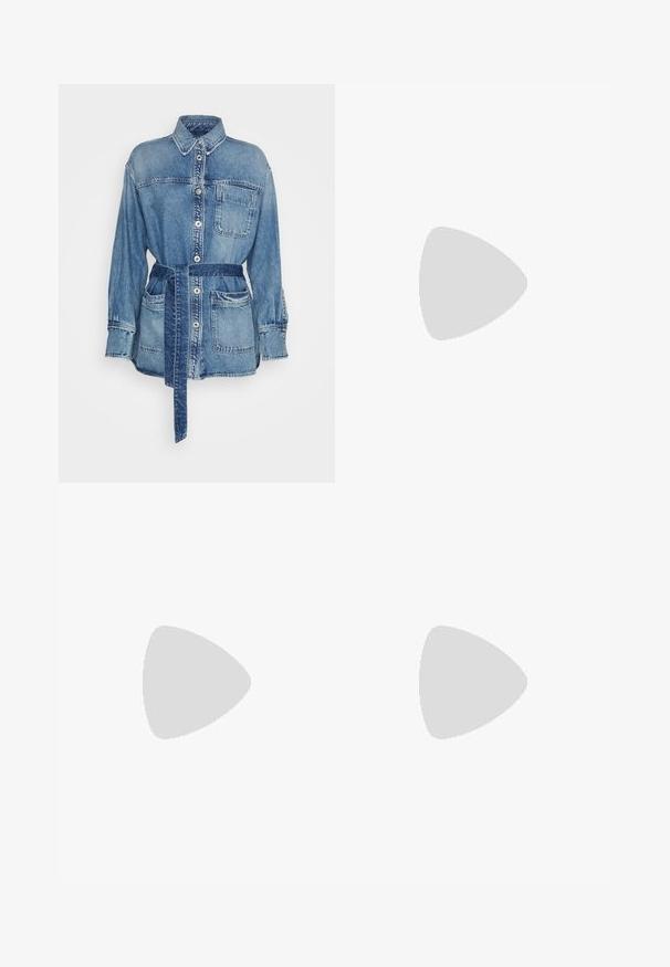 Jeans jakna s ovratnikom, sprednjim gumbom, dvema prsoma žepoma in pasom. Svetlo do srednje modra pranja z rahlim bledenjem.; Črna kratka majica s kratkimi rokavi iz gladkega blaga; ima drapiran izrez in asimetrično spodnjo rob, s prilegnjenim telesom.; Črne poliesterske culotte hlače z elastičnim pasom, dvema sprednjima nabiranjema in ohlapnim krojem. Brez vidnih vzorcev ali kovinskih detajlov.; Črne lakirane sandale s peto, kvadratnim prstom, trakovi okrog gležnja in srebrnimi zaponkami. Opremljene so s stabilno Debelo peto.