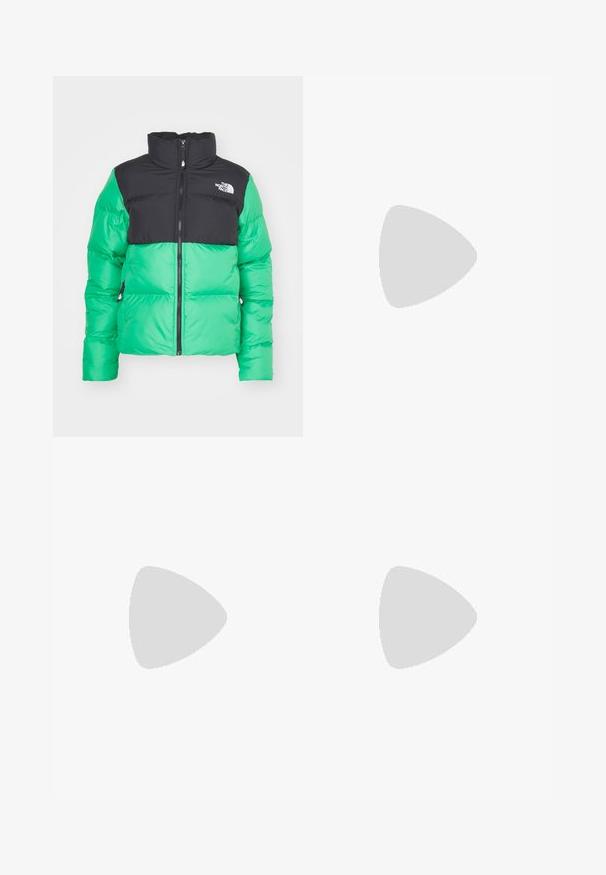 The North Face SAIKURU JACKET - Giacca invernale - optic emerald/black; Top a canotta bianco a coste con scollatura rotonda e senza maniche, caratterizzato da un orlo dritto e una texture liscia e elastica.; Jeans in denim grigio con taglio dritto, dettagli sfilacciati, cinque tasche e rivetti in rame. La cintura presenta un'etichetta con il logo.; Scarpe sportive con tomaia in pelle bianca, punta in suede grigia e tre strisce nere. Presentano un logo blu sulla linguetta e una suola in gomma testurizzata.