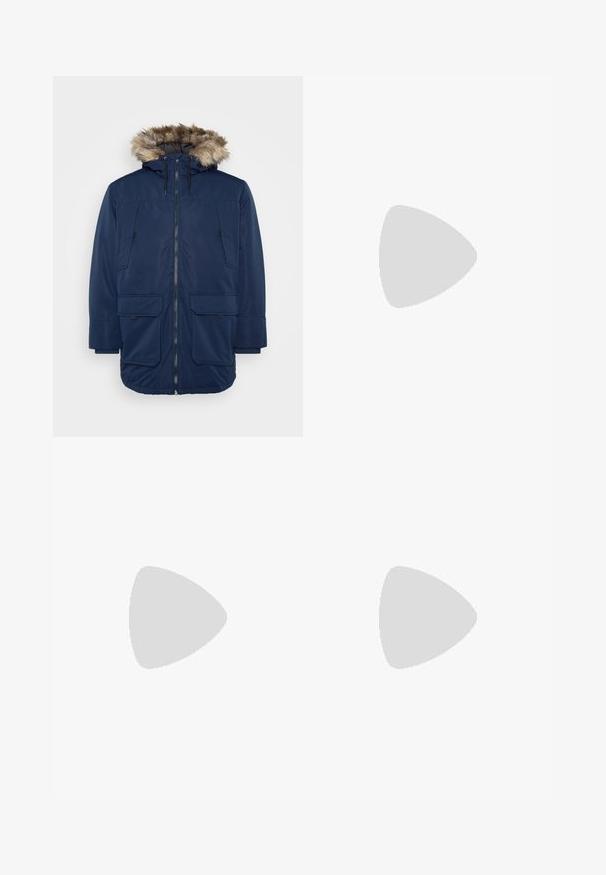 Parka de marina con capucha forrada de piel, cierre de cremallera y dos grandes bolsillos frontales, con una tela suave y un ajuste relajado.; Camiseta de algodón beige con cuello redondo y mangas cortas. Presenta un sutil logotipo de "Levi's" en el mismo color en el pecho. Textura suave.; Pantalones de algodón blancos de pernera ancha con cinturilla elástica, con cierre de botón en la parte delantera y bolsillos laterales. Textura suave y diseño minimalista.; Zapatillas blancas tipo slip-on con una superficie texturizada, suela gruesa y diseño minimalista. Presenta el logo de la marca en un lado.