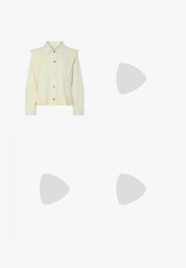 Krämfärgad jacka med knappstängning, prydd med blommig broderi på axlarna och fållen. Tillverkad av mjukt tyg med förlängda ärmar.; Vit t-shirt med kort ärm i bomull. Har en rundad halsringning och en avslappnad passform. Slät textur utan synliga mönster eller detaljer.; Vita vida byxor i vid passform gjorda av ett lättviktsmaterial. Har en elastisk midja med dragsko och sidofickor. Slät textur.; Vit högklackad sandal med en kraftig klack, med ett remdesign och ankelband. Slät textur med en plattform framtill för ökad höjd.