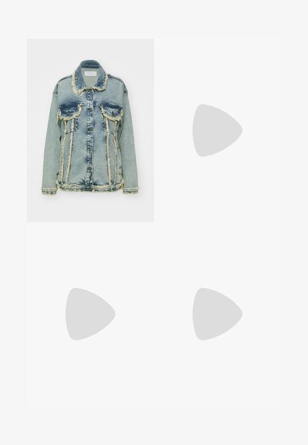 Noisy May NMJENICE - Τζιν μπουφάν - medium blue denim; Κοντό λευκό μπλουζάκι από βαμβάκι με κοντά μανίκια, στρογγυλή λαιμόκοψη και ίσια στρίφωμα, με λεία υφή και ελαχιστο σχεδιασμό.; Μαύρα ψηλόμεσσα τζιν παντελόνια με κούμπωμα και φερμουάρ, εμπρός τσέπες και καμπάνα, τοποθετημένα επίπεδα σε λευκό φόντο.; Μαύρο δερμάτινο ψηλοτάκουνο παπούτσι με οξύ μυτερό τόξο, λουράκι στον αστράγαλο και χοντρό τακούνι. Λείος υφασματισμός, κομψός σχεδιασμός και μινιμαλιστική αισθητική.; Μαύρη δερμάτινη τσάντα χειρός με μοναδικό σχήμα φτερού, διαθέτει επίπεδους χειροφύλακες. Η επιφάνεια έχει υφή ογκωτού βράχου και μινιμαλιστικό σχέδιο.