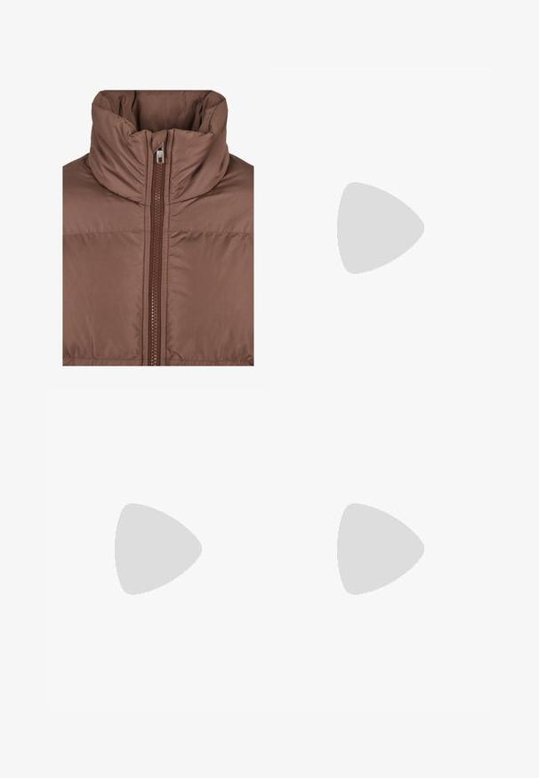 Brun pufferjakke med høj krave, der har en frontlynlås og kviltet tekstur. Glat, mat stof med tonale syninger.; Hvid langærmet turtle-neck top lavet af glat, strækbart stof. Har en høj krave og tætsiddende design, uden synlige mønstre eller udsmykninger.; Lyseblå vidde jeans lavet af denim, med høj talje, fem-lomme design og subtil falmning for et slidt look.; Hvide platform sneakers lavet af glat syntetisk materiale, med en afrundet tå, snørebåndsdesign og en struktureret gummisål. Sorte hæl akcent.