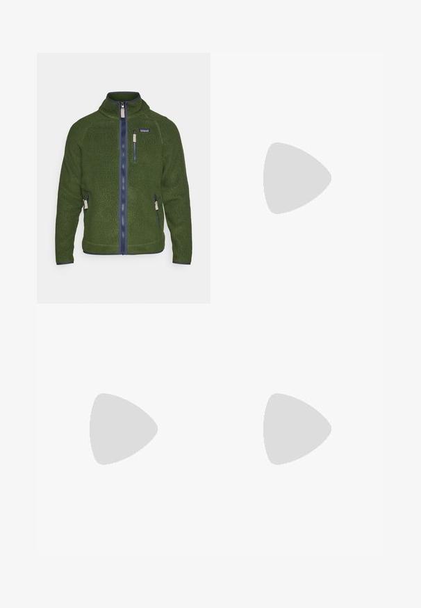 Patagonia RETRO - Flísová bunda - pinie; Sivý tričko s krátkym rukávom vyrobené z jemnej, textúrovanej tkaniny, s malým modrým logom Patagonia na ľavej strane hrude. Žiadne ďalšie vzory.; Tmavošedé nohavice vyrobené z odolného materiálu, s vreckom na zips, rovnými nohavicami a pútkami na opasok pre nastavenie veľkosti.; Hnedé vodoodolné tenisky s textúrovaným zvrškom, perforovanými detailmi, čiernou oporou päty a šedou gumovou podrážkou. Šnúrky sú ozdobené kovovými koncami.