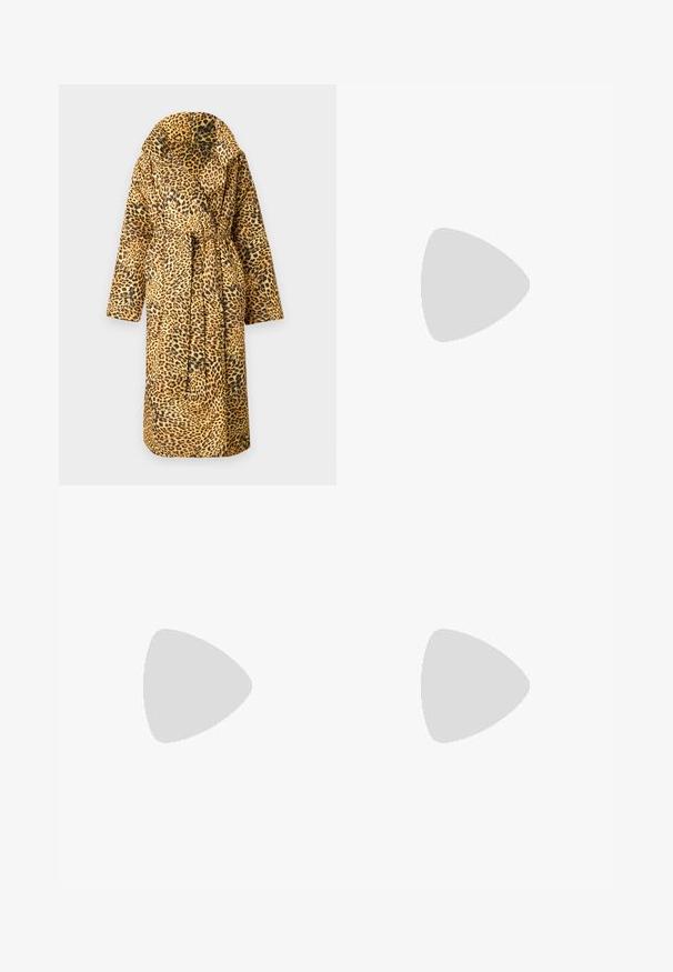 Norma Kamali CLASSIC SLEEPING BAG COAT LONG - Geacă - cheetah patch; Pulover alb cu guler înalt din tricot cu cabluri, având o siluetă scurtă, cu manșete și tiv din tricot cu nervuri. Textură moale, cu un design confortabil și voluminos.; Colanți negri realizați dintr-un material neted și elastic. Prezintă o talie lată și un design cu picioare conice, potriviți pentru activități sportive sau purtat casual.; Ghetele argintii impermeabile au o formă rotundă, cu un finisaj texturat și șireturi gri. Prezintă un logo proeminent "MOON BOOT" în partea superioară.