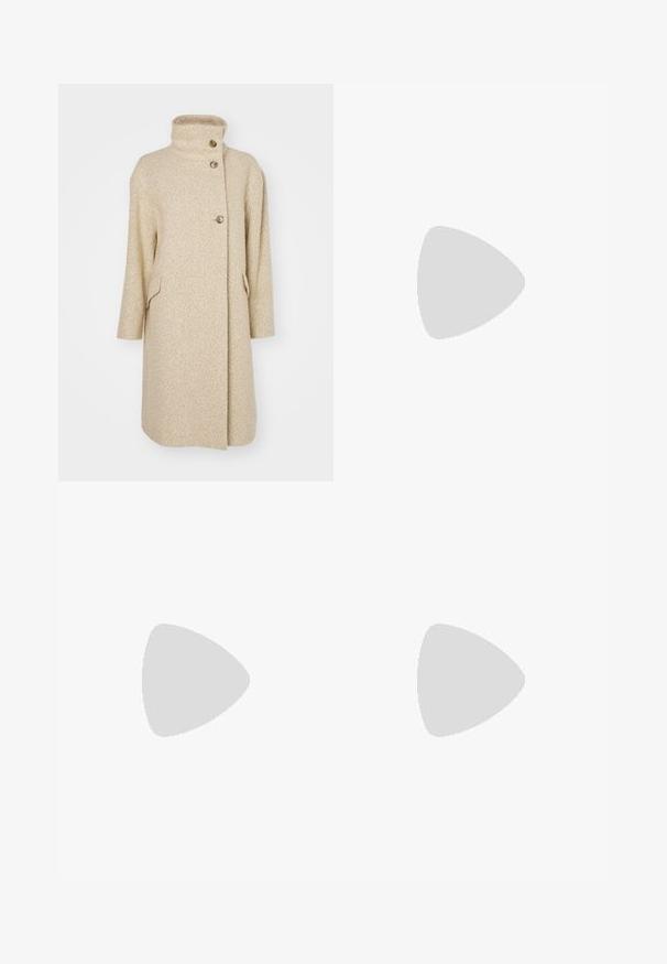 Beige uldfrakke med høj krave, tre knapper og to sidelommer; har en fiskebensstruktur og mellemlang længde.; Beige striktrøje med rund hals, lange ærmer og ribbede manchetter og kant. Blød tekstur, let materiale, minimalistisk design.; Marineblå bukser med lige ben design, lavet af et glat stof, med bæltestropper og lynlås foran.; Beige ankelstøvler med blød pelskant, suede-lignende materiale, rund tå og let gummisål. Ingen fremtrædende mønstre eller hardware synligt.