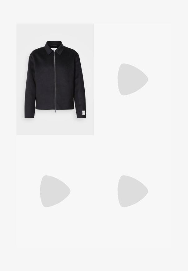 Crna jakna s kragnom, prednjim zatvaračem na zip i kvadratnim krojem. Izrađena od mekog materijala, s malim oznakom na lijevoj rukavu.; BOSS TEE - Osnovna majica kratkih rukava - open white; Bežaste pamučne hlače ravnog kroja s kopčanjem na dugme i plisiranjima sprijeda za dodatni detalj.; Bijela kožna tenisica s zaobljenim vrhom, minimalističkog dizajna, sivo vezice i teksturiranim sivim gumom potplatom. Vidljive su suptilne detalje šivanja.