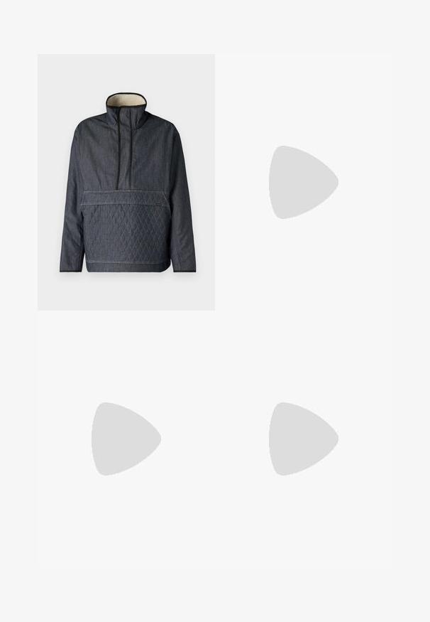Giacca a pullover in denim scuro con colletto alto, motivo a rombi trapuntato sul davanti e una morbida fodera interna. Dettagli neri lungo i bordi.; T-shirt nero a maniche corte realizzato in tessuto a costine, con collo a giro e una silhouette semplice e squadrata.; Pantaloni in denim nero con taglio dritto, design a cinque tasche e chiusura frontale con bottone. Tessuto liscio con dettagli di cucitura minimi.; Pier One UNISEX - Sneakers basse - black