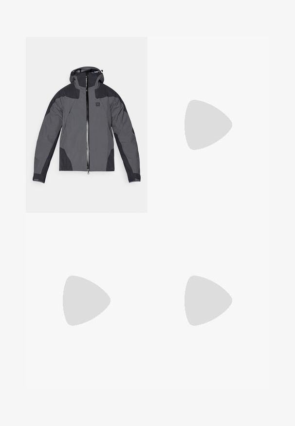 Chaqueta gris a prueba de agua con capucha, presenta un cierre frontal y detalles oscuros en contraste. Fabricada con material duradero y texturizado.; Camiseta atlética negra de manga corta hecha de un tejido que absorbe la humedad y es elástico. Cuenta con un cuello redondo y un pequeño logo blanco en el pecho.; Pantalones deportivos negros con una textura suave, corte ajustado, cinturilla elástica y bolsillos laterales. Presentan un pequeño logo en el muslo izquierdo.; Zapatilla deportiva negro y gris con parte superior de malla, acentos reflectantes y una entresuela blanca. Presenta una suela de goma texturizada y cordones.