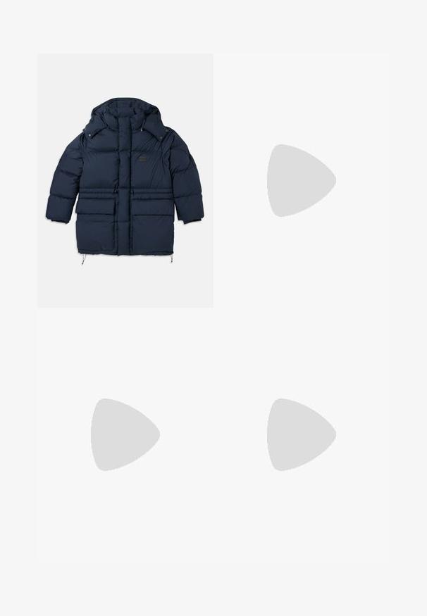 Jūrinės tamsiai mėlynos pūkinės striukės su aukštu apykakle, dviem didelėmis priekyje esančiomis kišenėmis ir logotipu. Įrengtas šnervinių hemu ir užsegimais.; Ilgų rankovių marškiniai taupe spalvos, pagaminti iš lygaus audinio, su mygtukų užsegimu priekyje ir tamsiais mygtukais, su maža logotipo etikete ant krūtinės.; Juodi, aukštai užtraukiami kelnių modeliai su plačiomis kojomis, pagaminti iš lygaus audinio. Yra priekiniai raukšlės ir diržo kilpos. Minimalistinio dizaino, be matomų detalių.; Bežiniai suede slip-on loaferi su surinkta dizainu, turintys plokščią padas ir dekoratyvinę juostelę per vampą. Lygi tekstūra.