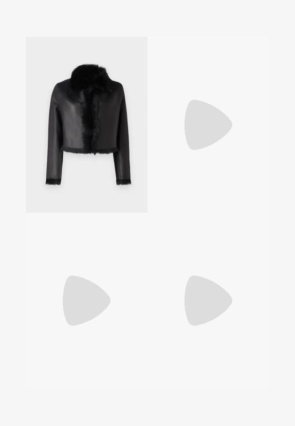 STUDIO ID CROPPED SHEARLING JACKET - Leren jas - black; Witte katoenen t-shirt met korte mouwen, ronde halslijn, comfortabele pasvorm en gestikte zoom. Etiket zichtbaar aan de binnenzijde van de hals.; Zwarte broek gemaakt van gladde stof met een hoge taille, wijde benen, voorplooien en klassieke ceintuurlussen. Geen zijzakken zichtbaar.; Zwarte leren balletschoenen met een spitse neus, voorzien van een band met een ronde metalen gesp en een platte zool.