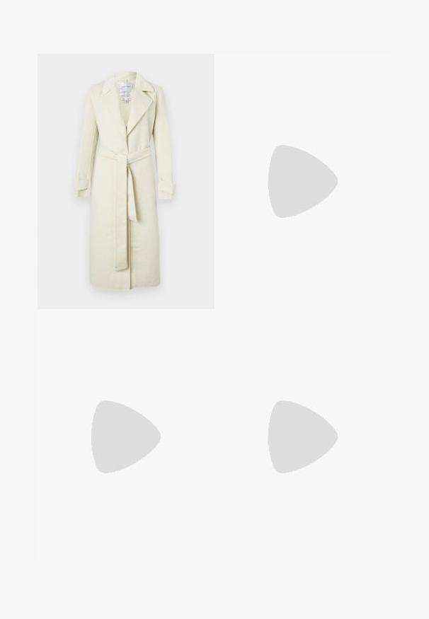 Svetlo béžový trenčkot s výrezom na golieri, dlhými rukávmi s ovinutými manžetami, opaskom v páse a dĺžkou po kolená. Mäkká textúra látky.; Čierny bezrukávový top s rovnou výstrihom, predným zapínaním a dvoma skrytými bočnými vreckami. Hladká látka s prispôsobeným strihom.; Čierne riflové nohavice s vysokým pásom a rozšírenými nohavicami, s gombíkovým zapínaním, bočnými vreckami a hladkou textúrou.; Čierne kožené členkové topánky s špicatou špičkou, hladkou textúrou a stredným blokovým podpätkom. Minimalistický dizajn, zips na zadnej strane.