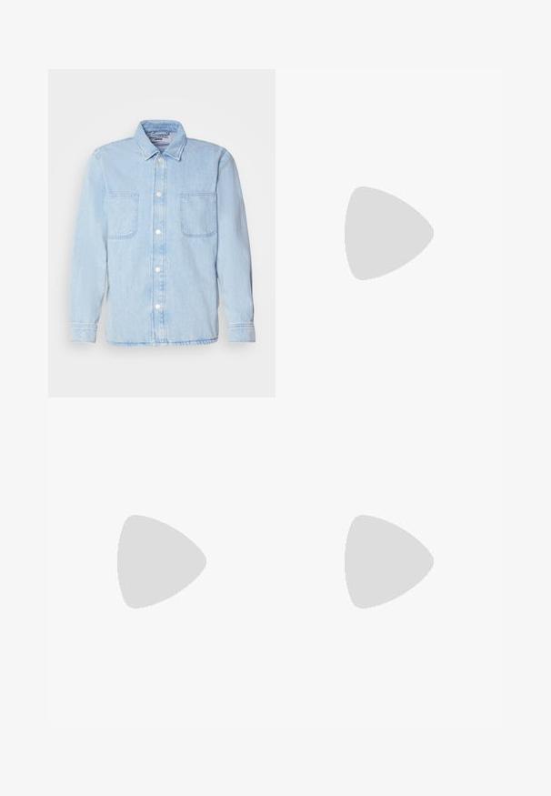 Lichtblauwe denim shirt met lange mouwen, knoopsluiting aan de voorkant, twee borstzakken en een klassieke kraag. Gemaakt van zachte, gestructureerde stof.; Marineblauwe en witte gestreepte T-shirt met een ronde witte kraag. Korte mouwen en van katoen. Horizontale strepen van verschillende breedtes.; Beige denim jeans met een recht gesneden ontwerp, voorzien van voorzakken, een metalen knoopsluiting en een subtiele textuur.; Beige suède sneakers met een ronde neus, vetersluiting aan de voorkant en een getextureerde achteraccent. De witte rubberen zool zorgt voor contrast. Eenvoudig en modern ontwerp.