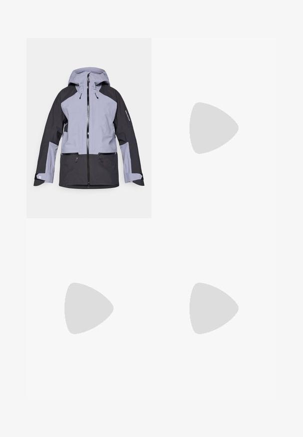 Δίχρωμο γκρι και μαύρο αδιάβροχο μπουφάν με κουκούλα, πλήρη μπροστινή φερμουάρ, με φερμουράτες πλαϊνές τσέπες και ρυθμιζόμενους ιμάντες στους καρπούς.; Μαύρη κοντομάνικη μπλούζα φτιαγμένη από βαμβάκι, με στρογγυλή λαιμόκοψη και μικρό λευκό λογότυπο στην άνω αριστερή περιοχή του στήθους.; Μαύρο παντελόνι εξωτερικού χώρου με τσέπη μπροστά με φερμουάρ, συνθετικό υλικό, tapered πόδια και ενισχυμένα πάνελ γόνατος. Διαθέτει κούμπωμα με κουμπί.; Μαύρο αθλητικό παπούτσι τρεξίματος με υφασμάτινο άνω μέρος, καουτσούκ σόλα και ενισχυμένη μύτη. Διαθέτει επενδεδυμένο κολάρο και θηλιά στα πίσω για εύκολη φορεσιά.