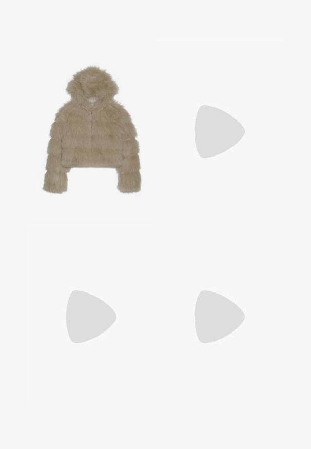 Beżowa kurtka z sztucznego futra, krótka, z kapturem, z fakturowanym, puszystym materiałem na zewnątrz oraz z przodem na zamek błyskawiczny. Wypełniona blokowa konstrukcja.; Brązowa, bezrękawnikowa sukienka z wysokim kołnierzem. Posiada teksturowany materiał, marszczony gorset i rozkloszowaną spódnicę z plisami.; Czółenka na wysokim obcasie w wzór z panterą, z ostrym noskiem, aksamitną teksturą, z paskiem na kostkę oraz z zapięciem ozdobionym kryształami. Czarne szpilki.; Srebrne kolczyki w formie kółek z gładkim, polerowanym wykończeniem. Okrągły kształt, lekkie wykonanie, z bezpiecznym mechanizmem zapięcia.