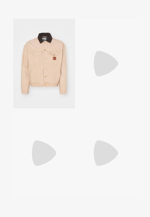 Ljusbeige denimjacka med brunt manchestertygskrage, guldfärgade knappar, två bröstfickor och en Carhartt-logotyp på vänster sida.; Vit bomullströja med korta ärmar, rund halsringning, med en liten guldlogotyp på vänster bröstområde. Mjuk textur och vanlig passform.; Svarta cargobyxor med rak ben-design, tillverkade av slitstarkt tyg, med sidfickor och en påsydd logotyp på vänster sida.; Svarta mockaskor med vita gummisulor och sidoväggar, kombinerade med ljusgröna cargobyxor, stående på en texturerad mörk yta.; Kaki ryggsäck med vadderade axelremmar, framficka och en rund logotyp. Tillverkad av slitstarkt tyg, med ett handtag på toppen och en sidoficka.