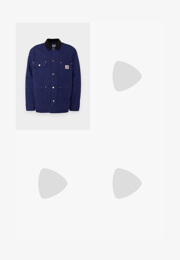 Carhartt WIP CHORE - Giacca da mezza stagione - air force blue/black; Dickies 3 PACK - T-shirt basic - white; Carhartt WIP NEWEL PANT COVENTRY CORDUROY - Pantaloni - office green rinsed; Sneaker in tessuto nero con lacci bianchi, suola in gomma beige e dettaglio rosso sul tallone. Punta arrotondata e minimo dettaglio di cucitura.