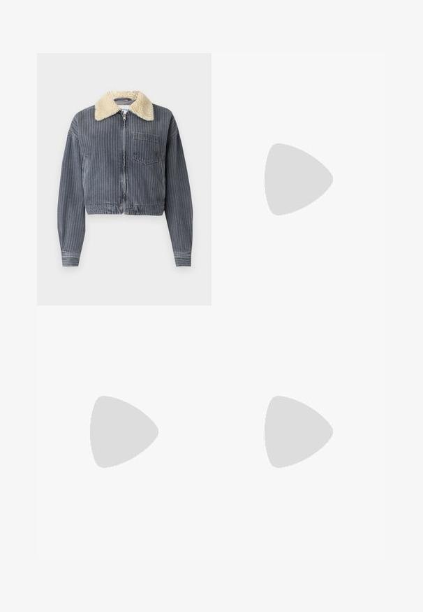 Gekürzte Jeansjacke mit vertikalen grau-weißen Streifen, weißem Kunstfellkragen, Reißverschluss und einer Brusttasche.; Weißes Baumwoll-T-Shirt mit kurzen Ärmeln, rundem Ausschnitt, lockerer Passform und ohne sichtbare Muster oder Grafiken. Glatte Textur und einfaches Design.; Hellblaue, weit geschnittene Jeans aus Denim mit hoher Taille, Knopfverschluss und ausgefranstem Saum. Sichtbare Nähte und Taschen.; Schwarze Leder-Stiefeletten mit einer dicken Sohle, runder Zehenform, Bändern zum Schnüren, gelben Nähten und einer Schlaufe an der Rückseite.